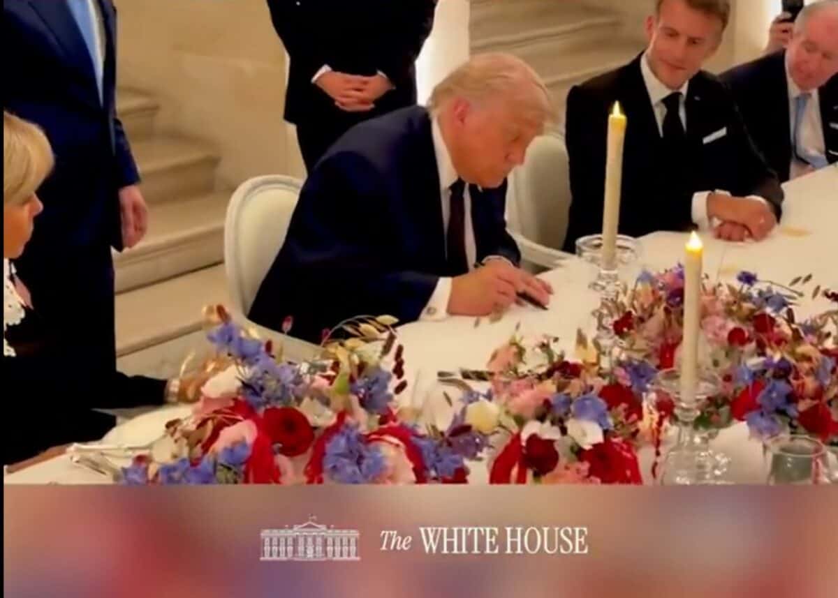 Donald Trump semnează memorandumul de înțelegere dintre SUA și Iran la Palatul Versailles, lângă Emmanuel Macron
