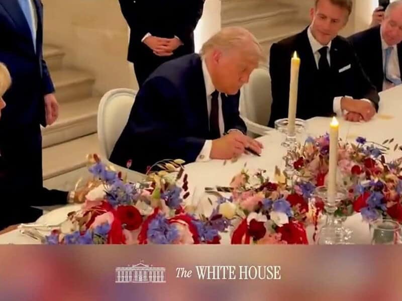 Donald Trump semnează memorandumul de înțelegere dintre SUA și Iran la Palatul Versailles, lângă Emmanuel Macron