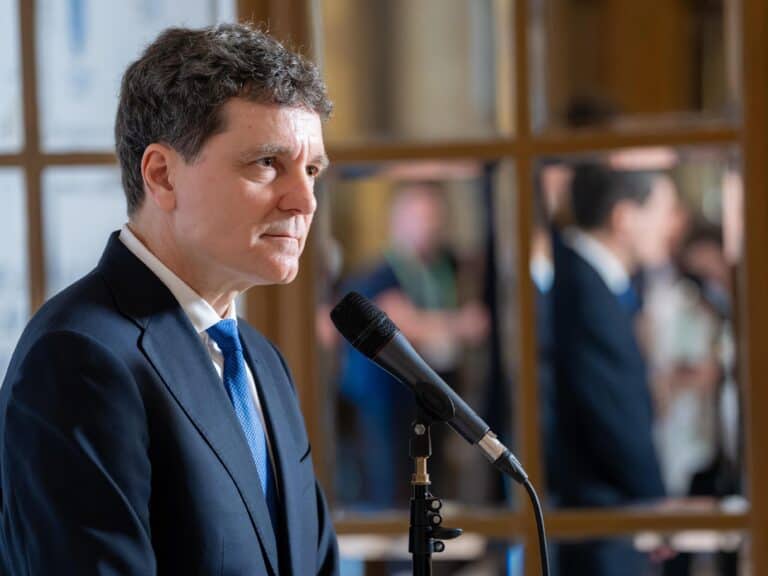 Escrocherie cu iz Prezidențial: s-a dat drept șeful de cabinet al lui Nicușor Dan și a cerut invitații gratuite la sute de evenimente
