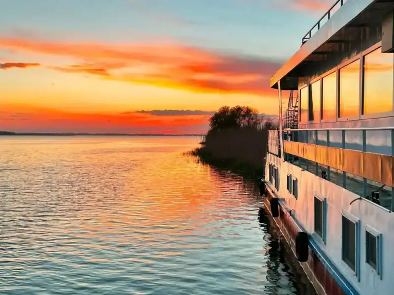 hotel plutitor ibis tours apus soare delta dunarii 1280
