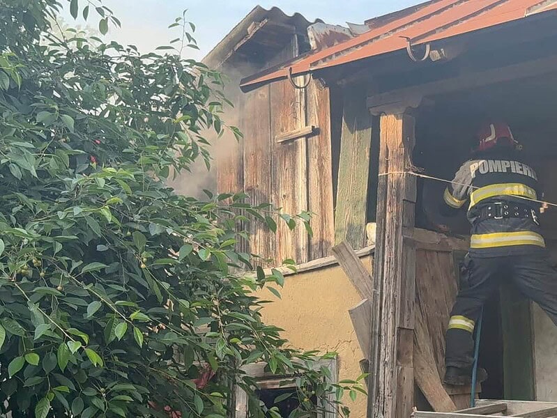 Explozie puternică în Tulcea: un bătrân de 71 de ani a fost rănit după ce o butelie a luat foc lângă pensiunea Melisa/video