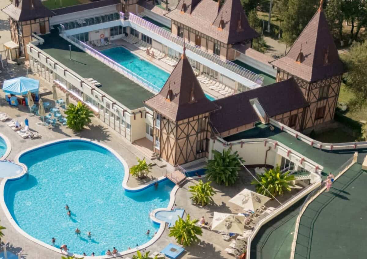 Două fete din Oradea s-au electrocutat pe un simulator la ștrandul Băile Felix