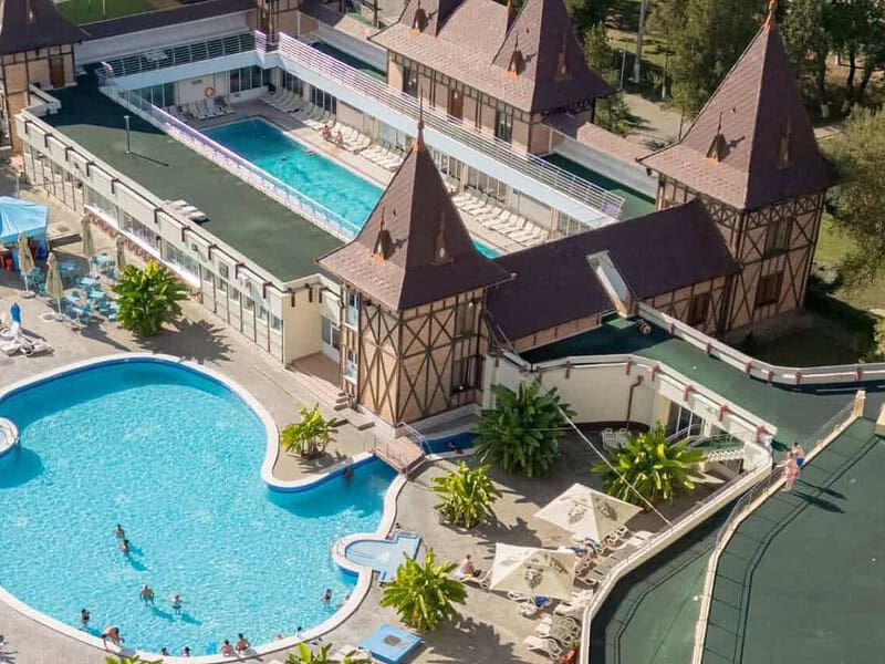 Două fete din Oradea s-au electrocutat pe un simulator la ștrandul Băile Felix