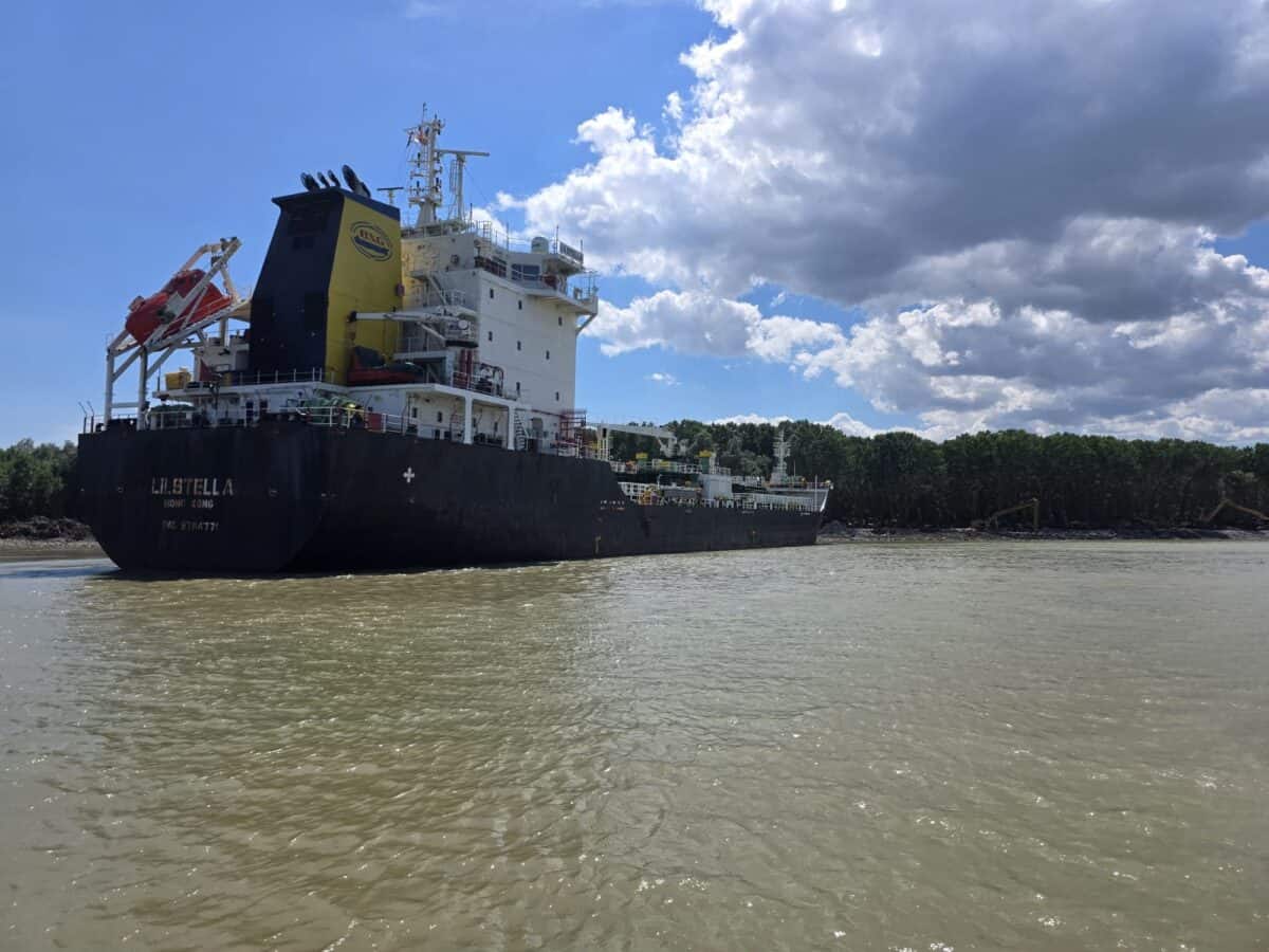 Video/ ALERTĂ PE CANALUL SULINA! Navă cu 6.200 de tone de bitum, blocată după ce a rămas fără direcție. Traficul naval, restricționat