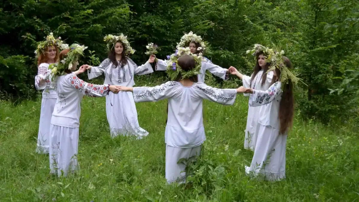 Noaptea Sânzienelor 2026: ritualuri pentru fete care vor să-și viseze ursitul