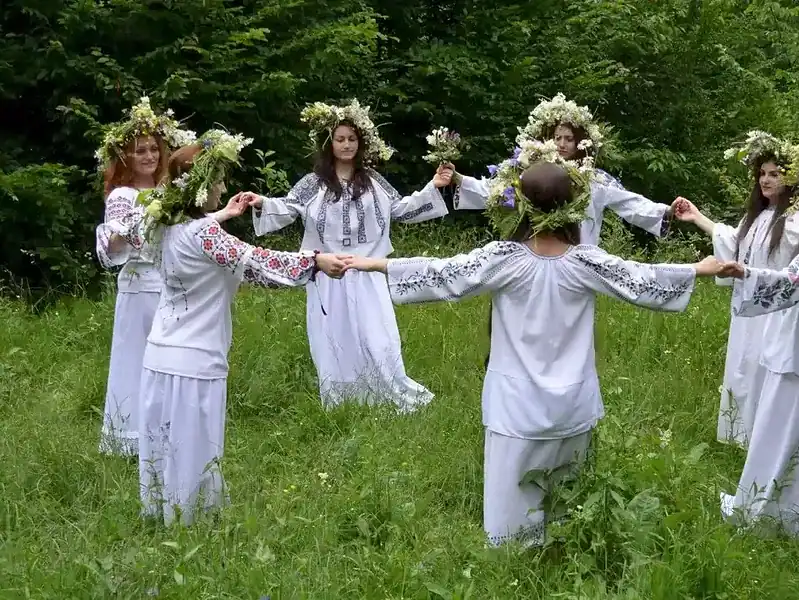 Noaptea Sânzienelor 2026: ritualuri pentru fete care vor să-și viseze ursitul