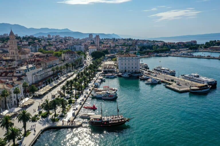 Noi reguli pentru turiști în una din țările în care românii merg în concediu: restricții la vânzarea alcoolului