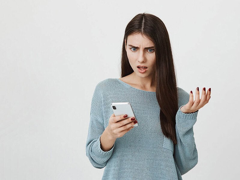 Nouă metodă de înșelăciune online: victimele sunt păcălite că le-a fost blocat telefonul