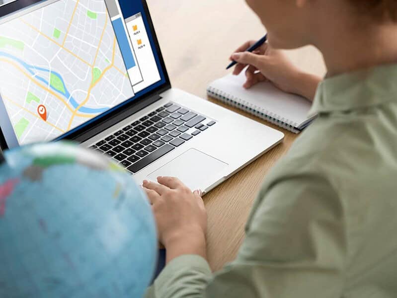 Elevii de liceu vor învăța să folosească tehnologia din spatele Google Maps și Waze