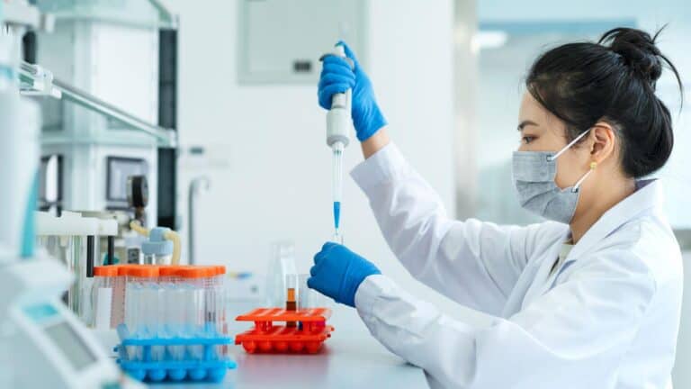 Primul vaccin creat cu ajutorul inteligenței artificiale: a fost deja testat pe oameni