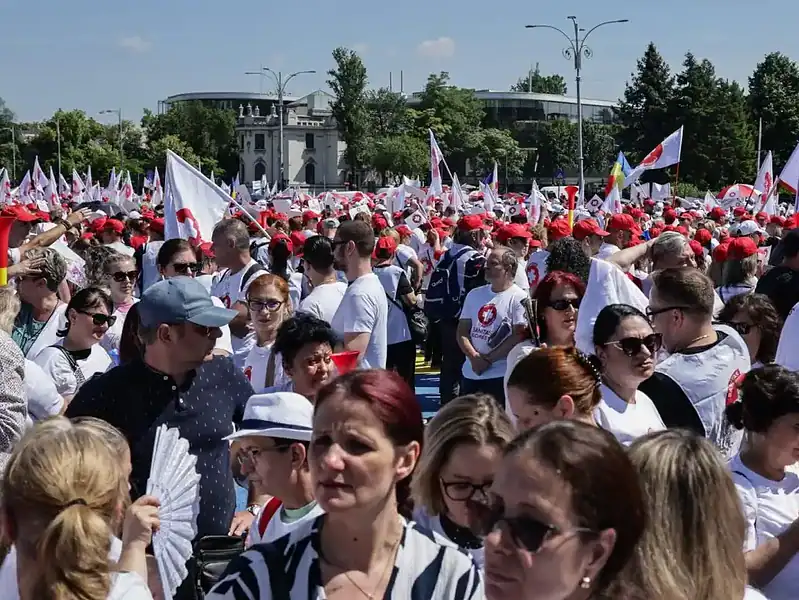Protest de amploare în Piața Victoriei: angajații din spitale sunt nemulțumiți de noua lege a salarizării