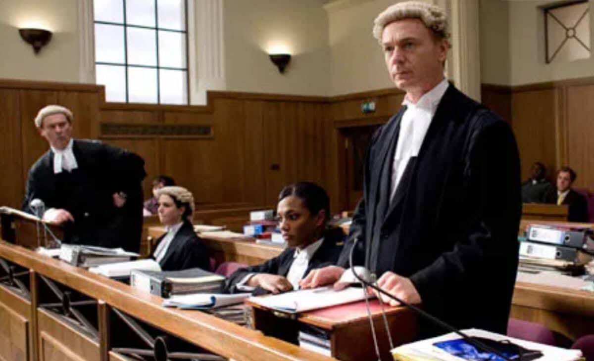 Inteligența artificială câștigă primul proces într-o instanță britanică, cu ajutorul unui avocat