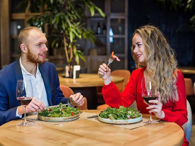 Românii cheltuiesc mai puțin la restaurant și renunță la distracții, arată datele INS