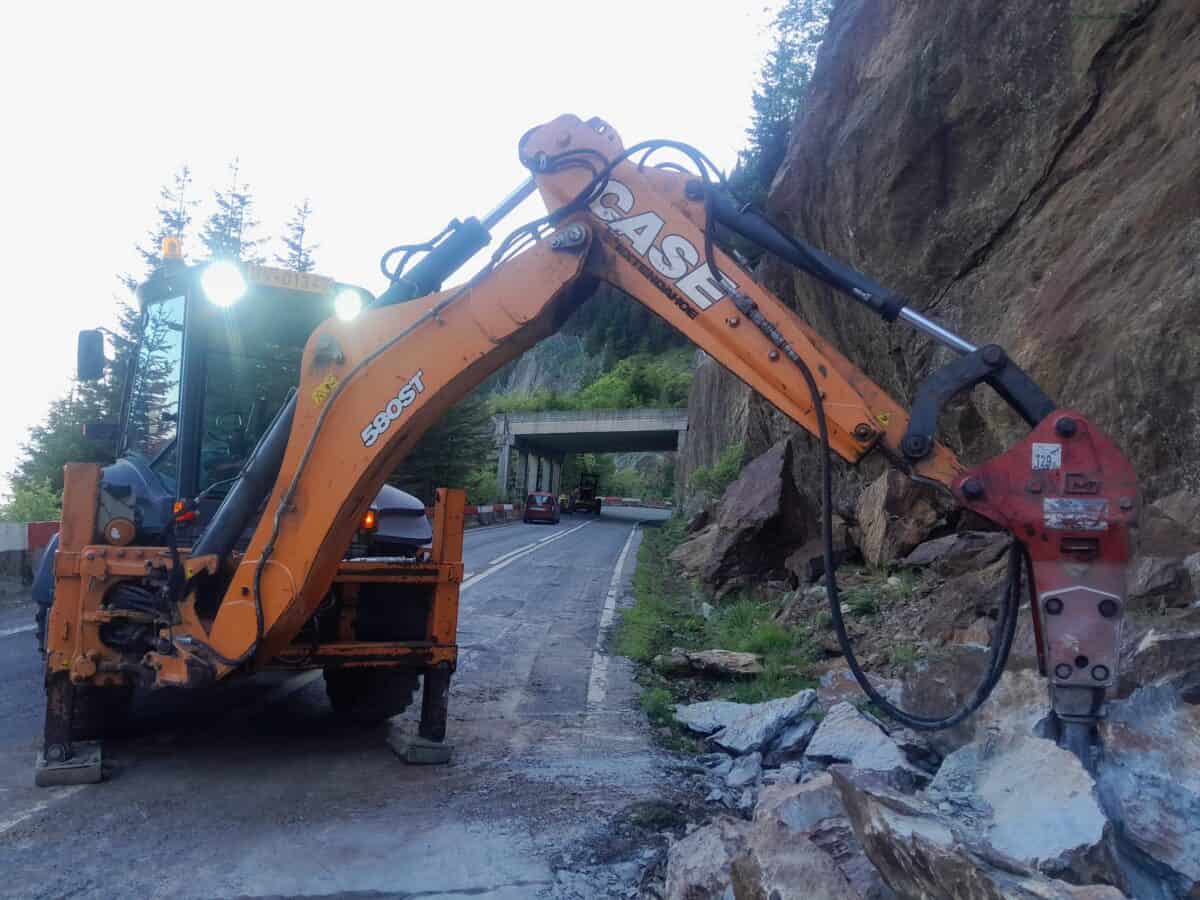 Se îndepărtează bucățile de stâncă periculoase de pe Transfăgărășan: drumul se apropie de redeschidere / foto video
