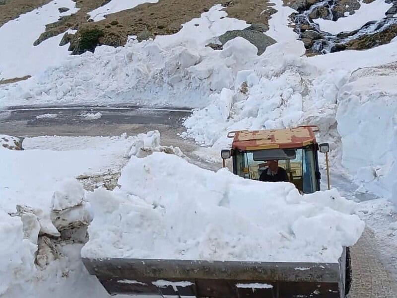 Se lucrează intens pe Transfăgărășan: drumul are șanse mari să se deschidă luna aceasta / video