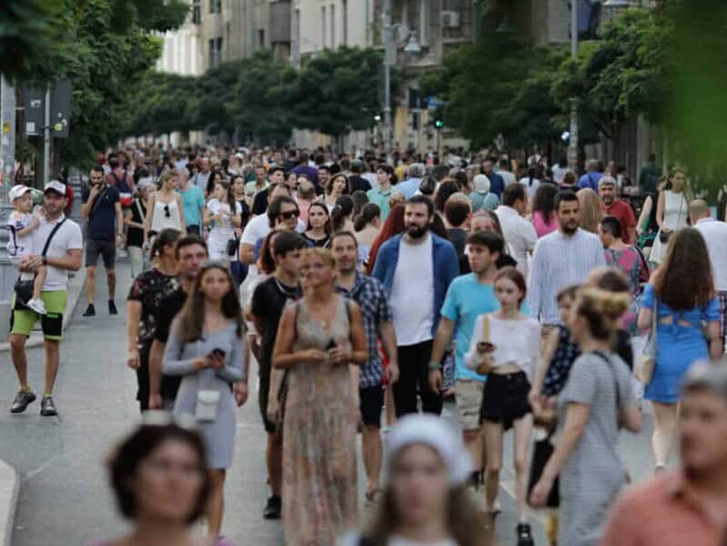 Opt din zece români cred că taxele și impozitele sunt prea mari