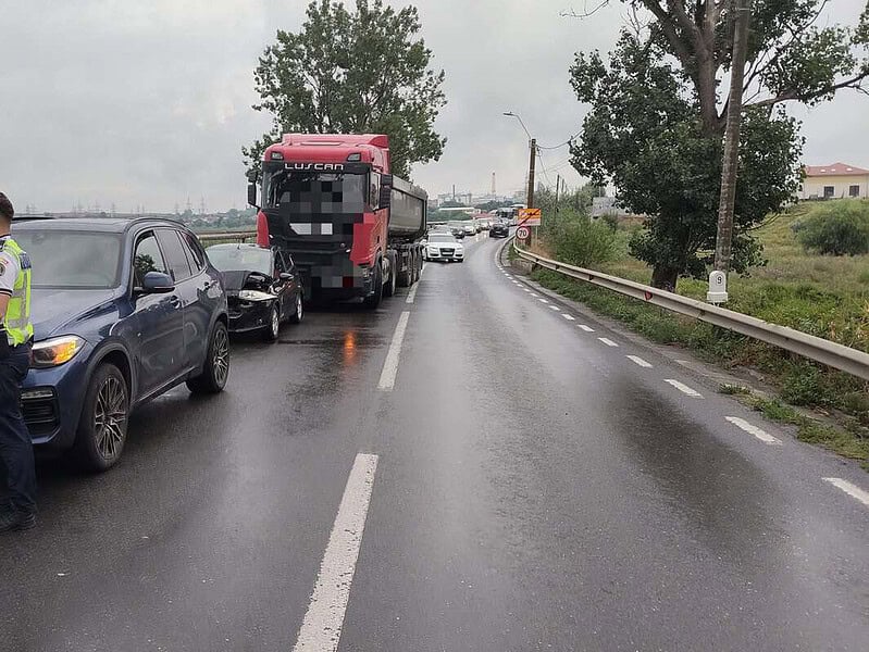 Impact pe DN 22-E87, la Mineri. O femeie a intrat cu TIR-ul într-o coloană de mașini