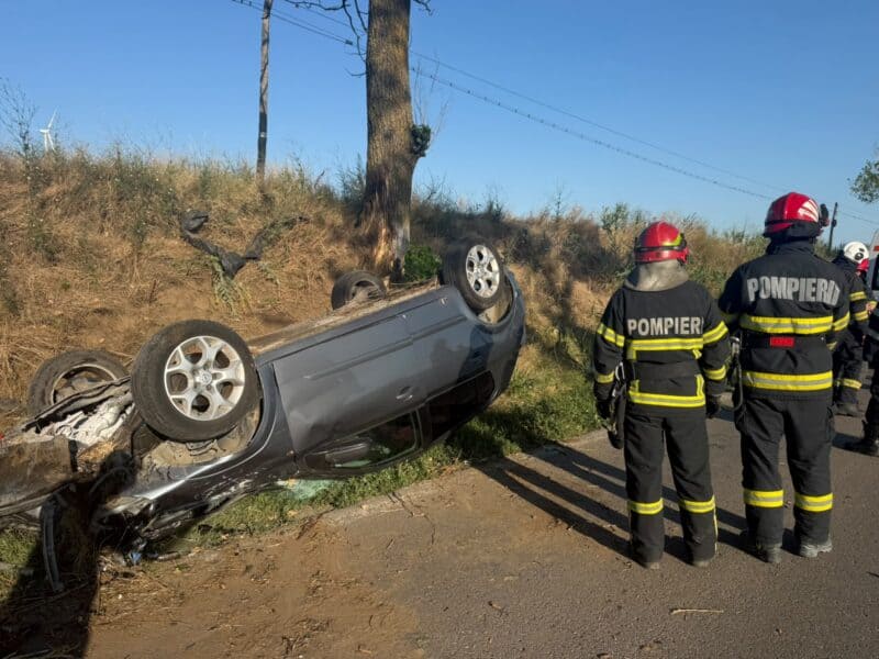 Mașină răsturnată pe DJ 222, spre Agighiol. Tânăr de 22 de ani, dus la spital