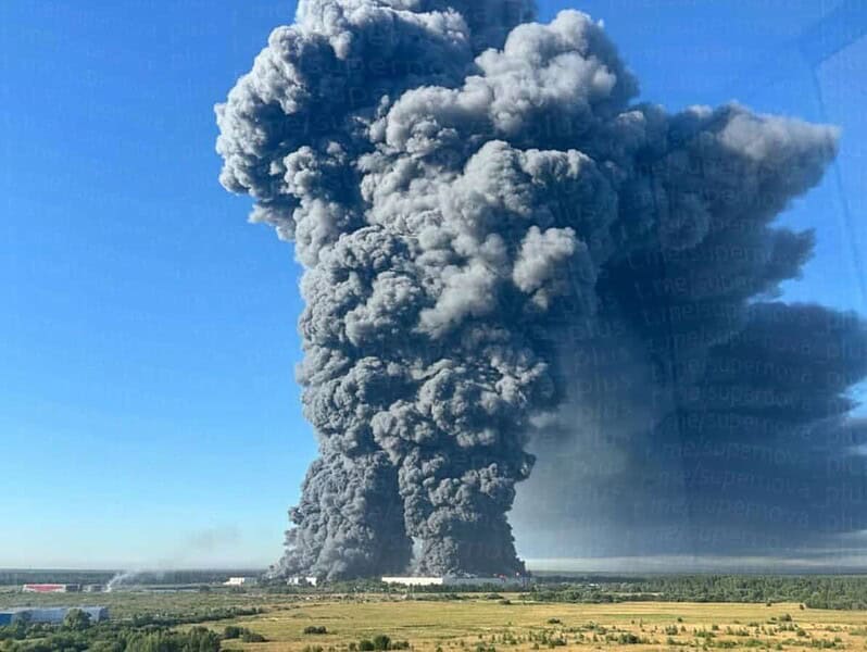 Nor de fum negru deasupra unui depozit Wildberries lovit de drone in regiunea Moscova, 18 iulie 2026