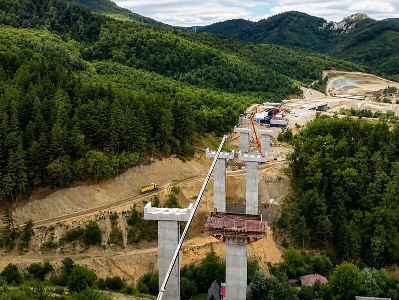A început montarea tablierului de 4.000 de tone la viaductul Valea Pleșei de pe A1