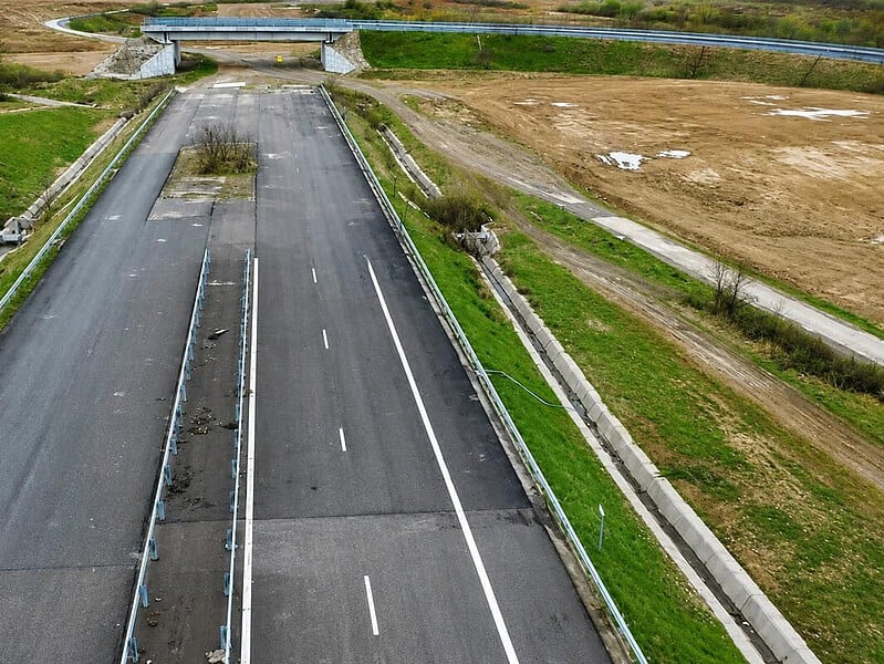 România riscă să piardă miliarde de euro din PNRR pentru autostrăzi și transport urban