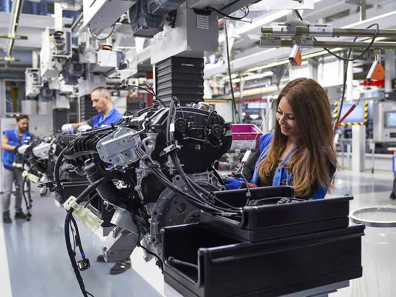 Angajată BMW în uzina de motoare din München, sursă foto BMW