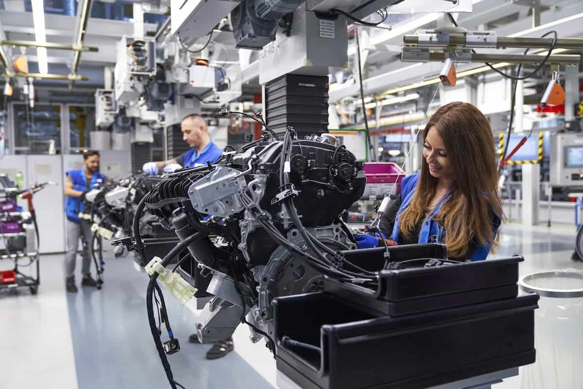 Angajată BMW în uzina de motoare din München, sursă foto BMW