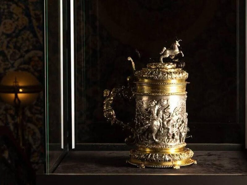 Cană din argint din secolul al XVIII-lea, realizată la Sibiu, vândută cu 140.000 de euro la licitație