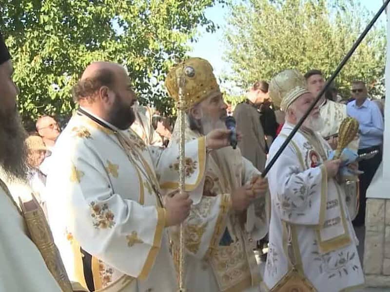 Sute de credincioși la sfințirea bisericii Mănăstirii Codru din Tulcea. Moment istoric după peste 20 de ani / video