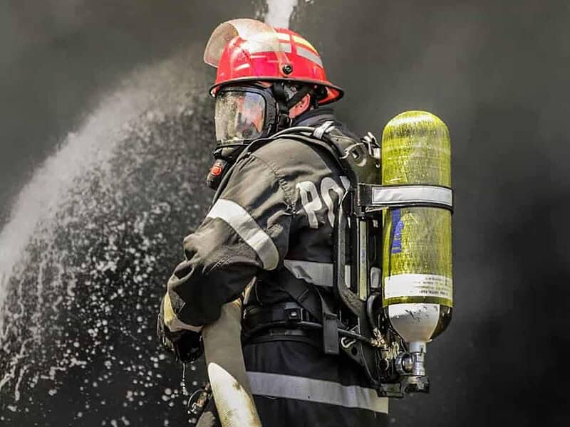 Incendiu într-un bloc din Măcin! O persoană a fost scoasă din apartamentul cuprins de flăcări/ Update