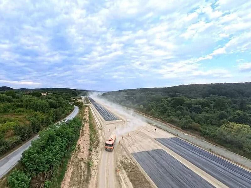A început asfaltarea pe ultimul tronson lipsă dintre Sibiu și Nădlac pe autostrada A1