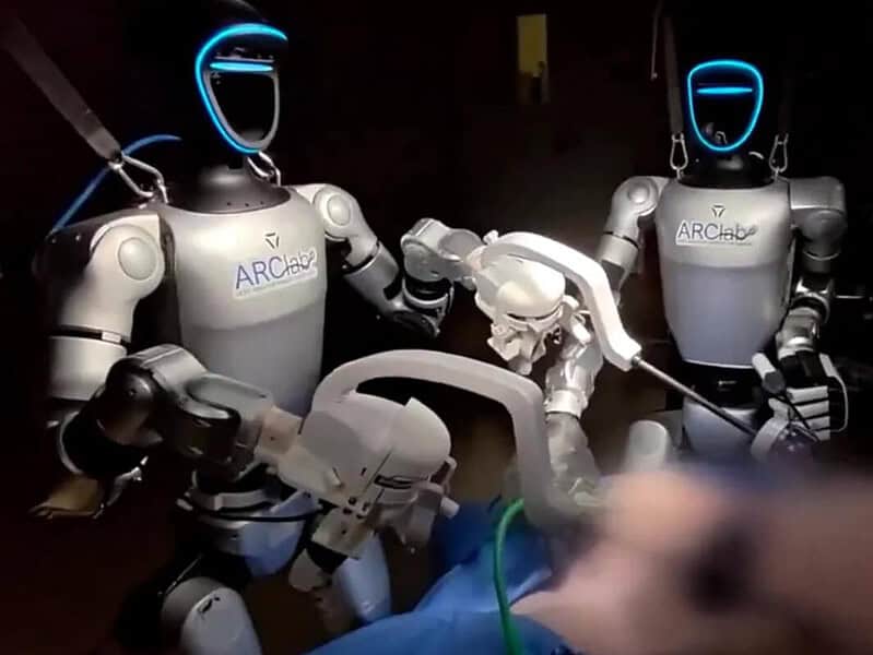 Doi roboți umanoizi au efectuat o colecistectomie laparoscopică pe un animal viu