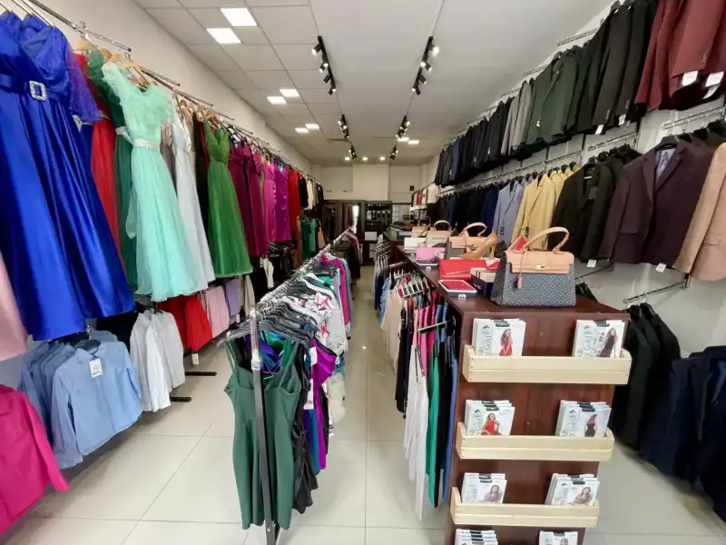 Din 19 iulie magazinele nu mai pot distruge hainele și încălțămintea nevândute