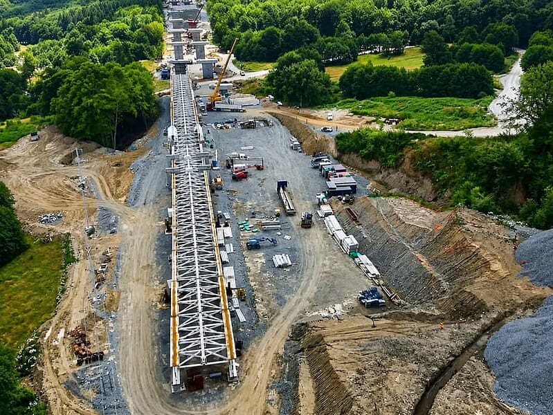 Mobilizare mare pe șantierul autostrăzii Sibiu Pitești 1.300 de muncitori și 530 de utilaje