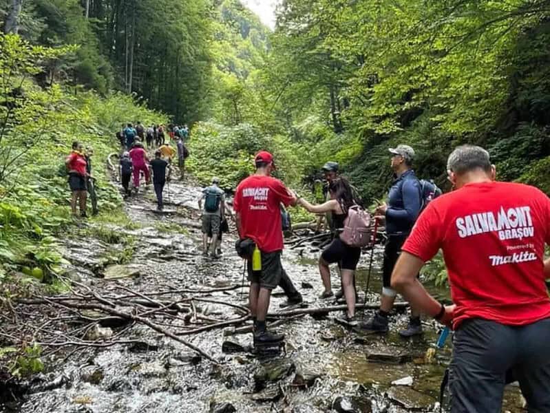 Peste 50 de turiști evacuați din Valea Rea după ce o viitură a blocat drumul spre Moldoveanu