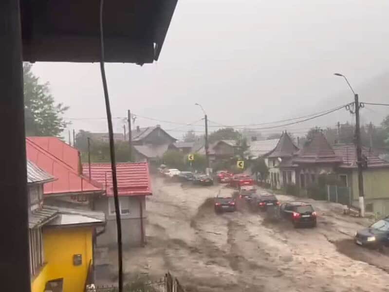 Viitură la Bușteni după o rupere de nori: mașini luate de apă și 12 persoane salvate