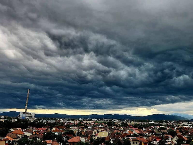 Caniculă în sud și vest și furtuni violente anunțate până duminică