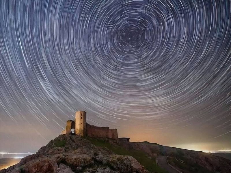 Noapte magică la Enisala! Perseidele vor „aprinde” cerul deasupra cetății
