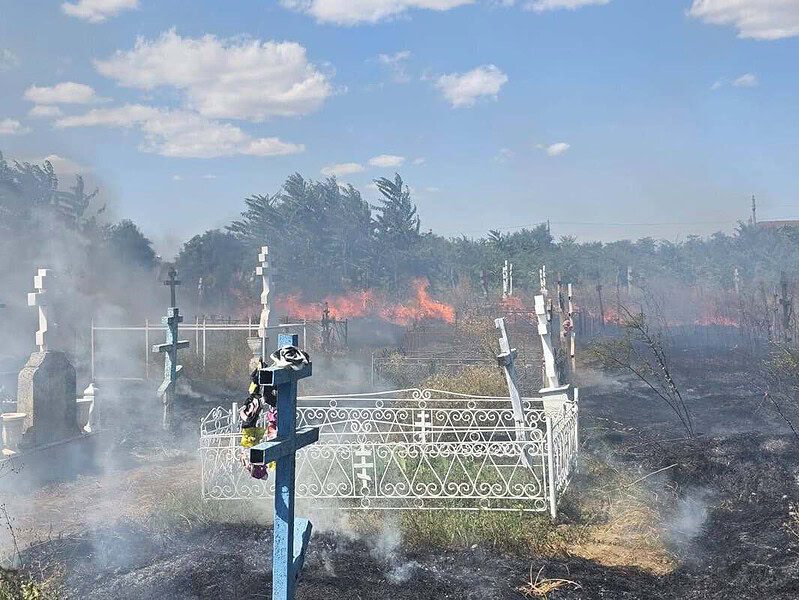 Cimitir în flăcări la Sarichioi! Ce a declanșat incendiul care amenința gospodăriile? / foto