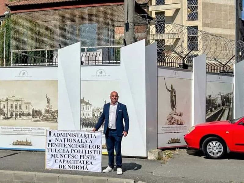 Caz incredibil la Tulcea. Un fost deținut protestează pentru drepturile gardienilor / foto