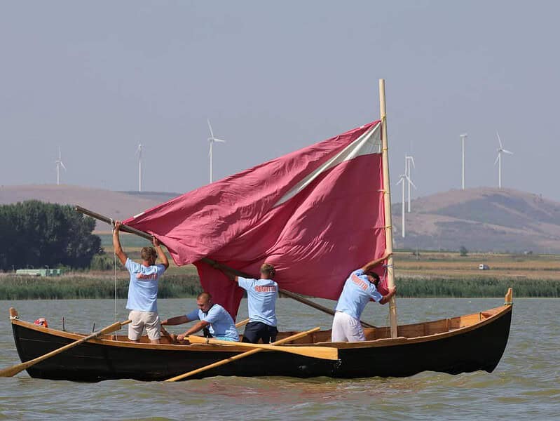 Lotcile cu vele se întorc pe lacul Razim. Regatta „Nod în Papură” aduce trei zile de aventură la Sarichioi