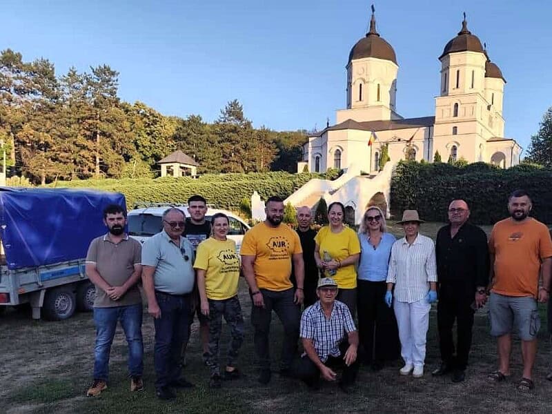 Prin ei înșiși/AUR Tulcea, cu mătura și sacoșa prin județ: campania „Fapte Bune”