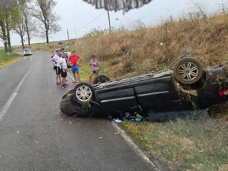 Accident pe drumul Tulcea-Agighiol! O șoferiță s-a răsturnat cu mașina într-o curbă periculoasă / foto