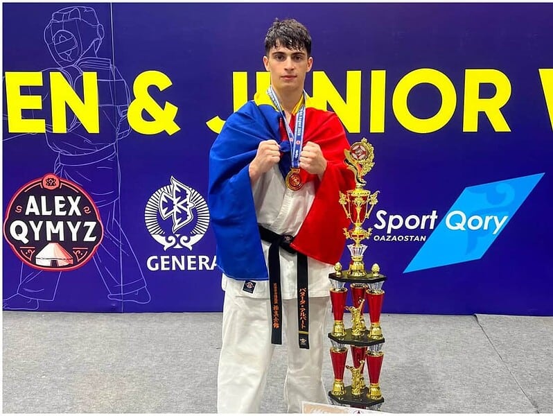 Elev din Tulcea, dublu campion mondial la karate. Albert Pănuță a câștigat două medalii de aur