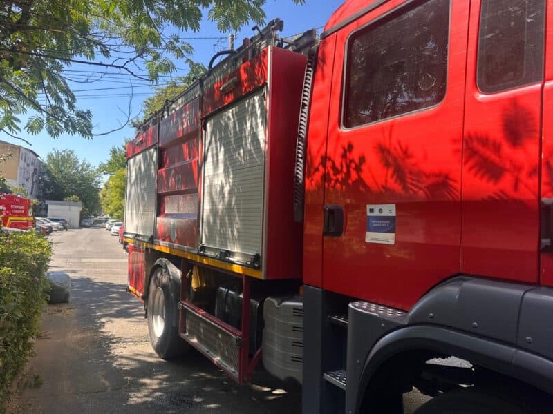Incendiu într-un apartament din Tulcea. Un bărbat de 97 de ani, salvat de vecini