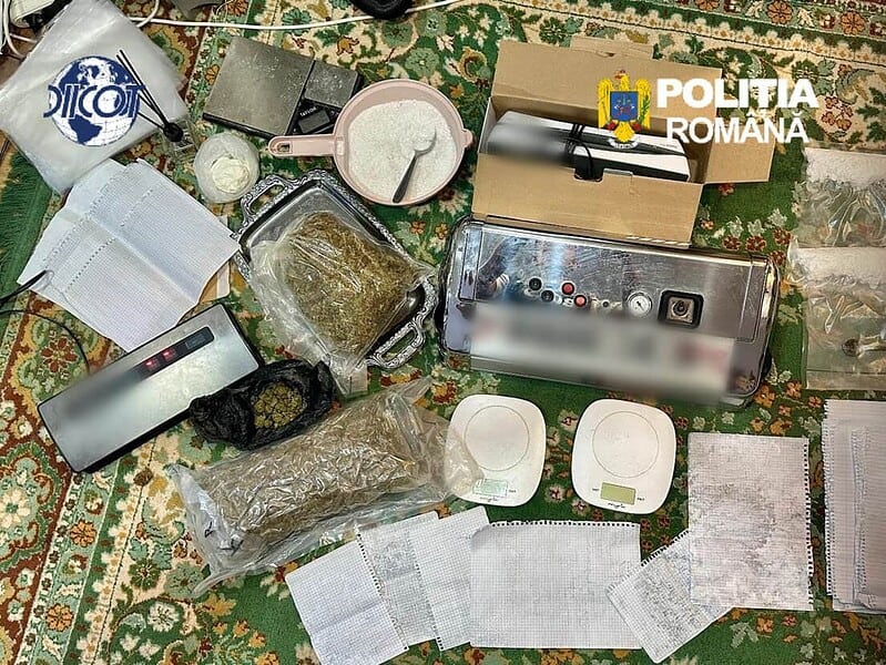 Droguri trimise în penitenciare prin scrisori! Șase persoane, arestate la Tulcea / foto