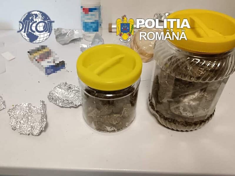 Tânăr de 23 de ani din Tulcea, prins cu sute de grame de canabis. Mascații au intrat pe fir / foto