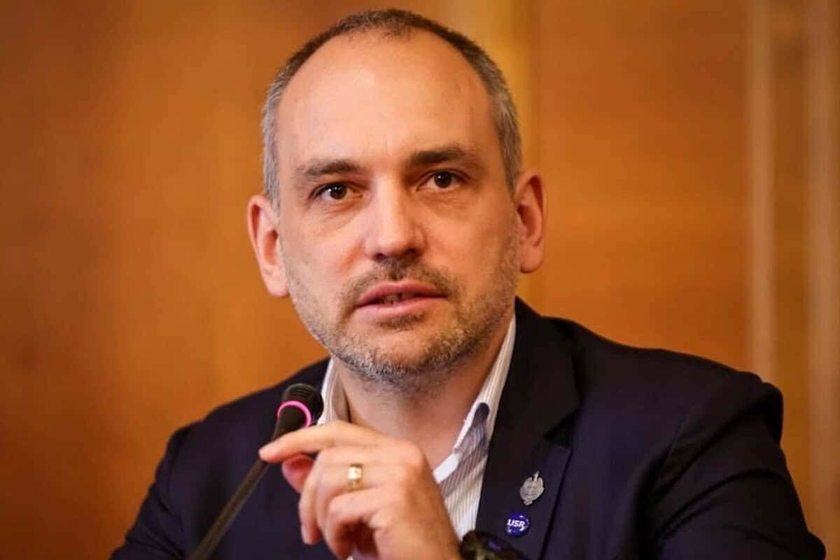 Adrian Echert, deputat, într-o imagine de la un eveniment public
