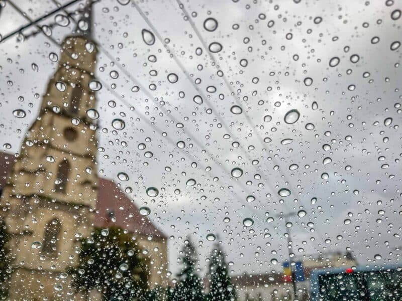 Cercetători din Manchester propun colectarea apei de ploaie pentru răcorirea orașelor vara