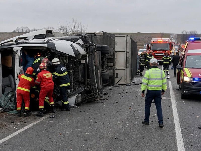 Camion răsturnat pe șosea, cu echipe de intervenție la locul accidentului